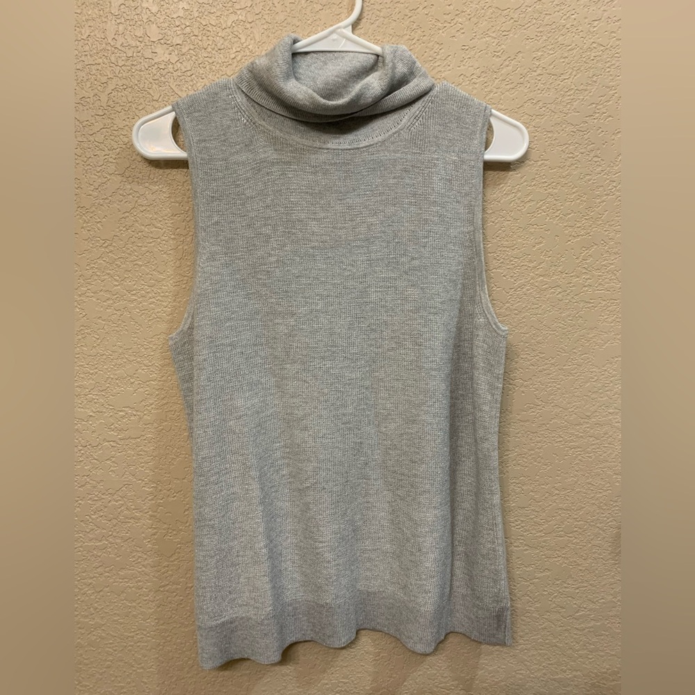 Lightweight turtleneck sleeveless sweater
